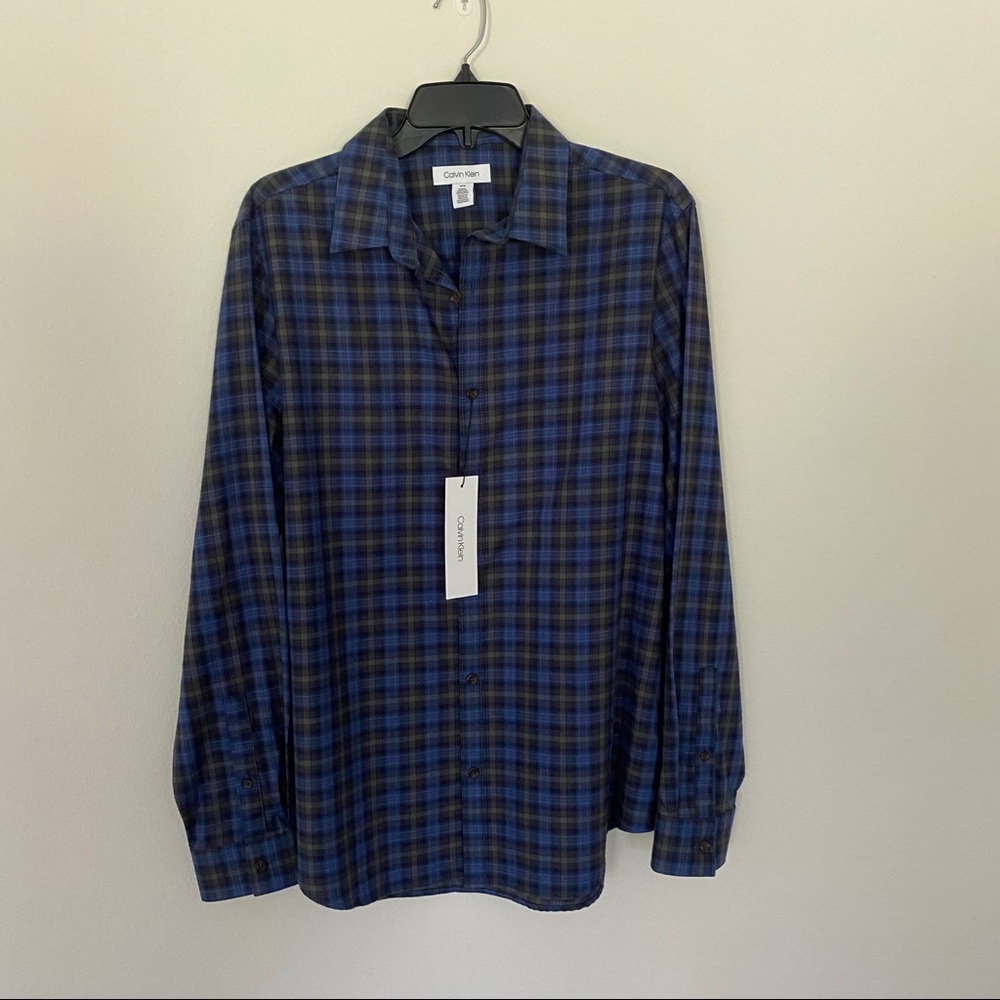 Calvin Klein buttons down shirt